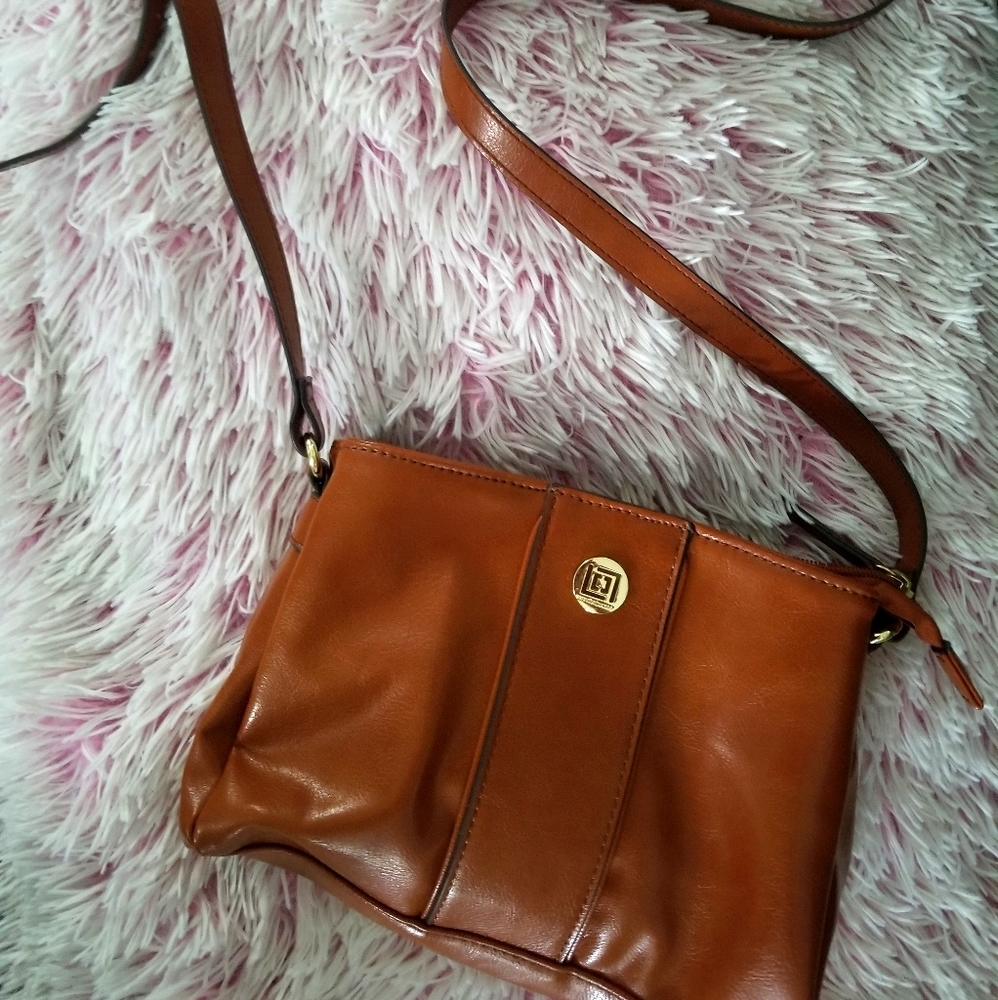 Women's adjustable strap shoulder bag